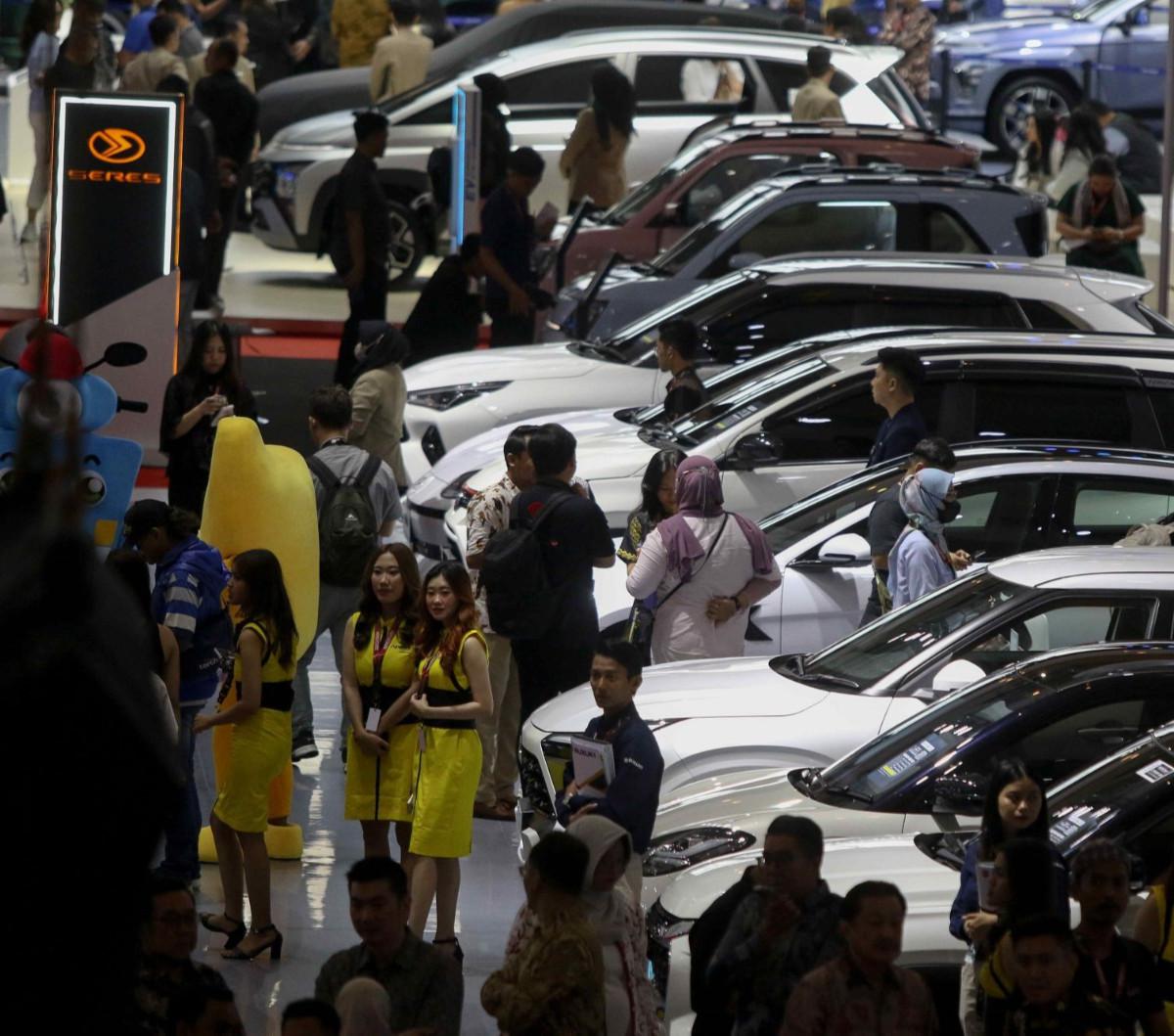 Suasana Indonesian International Motor Show (IIMS) 2024 yang digelar di JIExpo Kemayoran tampak dipadati para pengunjung yang asyik melihat mobil-mobil terbaru yang dipamerkan, Jakarta, Kamis (15/2/2024). Foto: Liputan6.com / Herman Zakharia