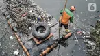 Petugas UPK Badan Air Dinas Lingkungan Hidup saat membersihkan sampah yang mencemari Waduk Cincin, Jakarta Utara, Rabu (23/6/2021). Pengerukan sampah dilakukan secara rutin guna menjaga kebersihan dan keindahan waduk, terutama saat memasuki musim penghujan. (merdeka.com/Iqbal S Nugroho)