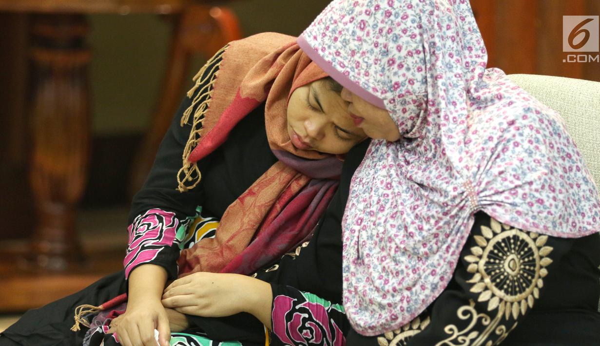 Siti Aisyah bersama dengan orang tua di Kemenlu, Jakarta, Senin (11/3). Siti Aisyah diserahkan kepada keluarga setelah Jaksa Agung Malaysia mencabut dakwaan dugaan pembunuhan Kim Jong-Nam. (Liputan6.com/Johan Tallo)