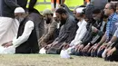 Sejumlah pelayat berdoa saat menghadiri pemakaman Daoud Nabi di Memorial Park Cemetery, Christchurch, Selandia Baru, Kamis (21/3). Daoud Nabi menjadi satu dari 50 korban dalam serangan kembar masjid di Christchurch pada pekan lalu. (Marty MELVILLE/AFP)