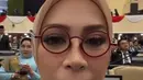 Melly tampil memadukan gaya feminin dan maskulin dengan padu padan kebaya janggan dari @margalenaofficial, long skirt batik dengan brokat di tepian.  [@melly_goeslaw].