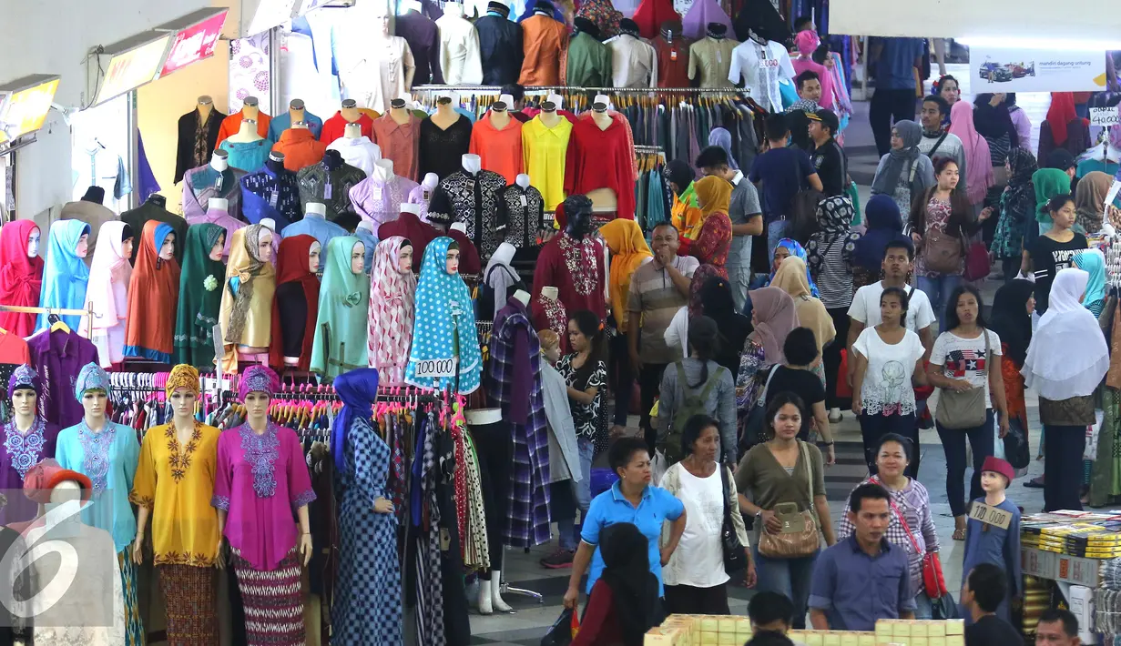 Suasana penjualan pakaian di Pasar Tanah Abang, Jakarta, Selasa (10/5). Meski ekonomi tumbuh lebih rendah, pemerintah tetap optimistis ekonomi di triwulan I-IV 2016 akan meningkat. (Liputan6.com/Angga Yuniar)