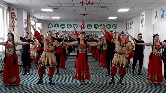 Para 'siswa' di 'Pusat pelatihan vokasional Hotan' di Hotan County, Prefektur Hotan, Xinjiang (Rizki Akbar Hasan / Liputan6.com)