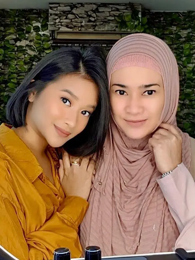 6 Momen Kebersamaan Ikke Nurjanah dan Putrinya, Bak Kakak Adik
