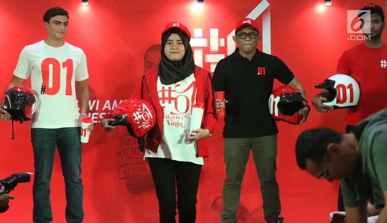Model mengenakan suvenir pasangan Calon Presiden dan Wakil Presiden, Jokowi-Ma’ruf Amin di Jakarta Pusat, Jumat (25/1). Tim Kampanye Nasional (TKN) Jokowi-Ma’ruf Amin meluncurkan official merchandise kampanye. (Liputan6.com/Angga Yuniar)