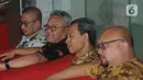 (Kiri ke kanan) Komisioner KPU Pramono Ubaid Tanthowi, Ilham Saputra, dan Arief Budiman saat tiba di Gedung KPK, Jakarta, Rabu (8/1/2020). Kedatangan mereka untuk melakukan konfirmasi kabar OTT yang menjaring salah satu Komisioner KPU, Wahyu Setiawan. (merdeka.com/Dwi Narwoko)