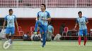 Kapten Gresik United Agus Indra Kurniawan (tengah) memimpin latihan uji lapangan jelang laga Piala Presiden 2017 di Stadion Maguwoharjo, Sleman, Jumat (3/2). Gresik United akan berhadapan dengan Mitra Kukar, Sabtu (4/2). (Liputan6.com/Helmi Fithriansyah)