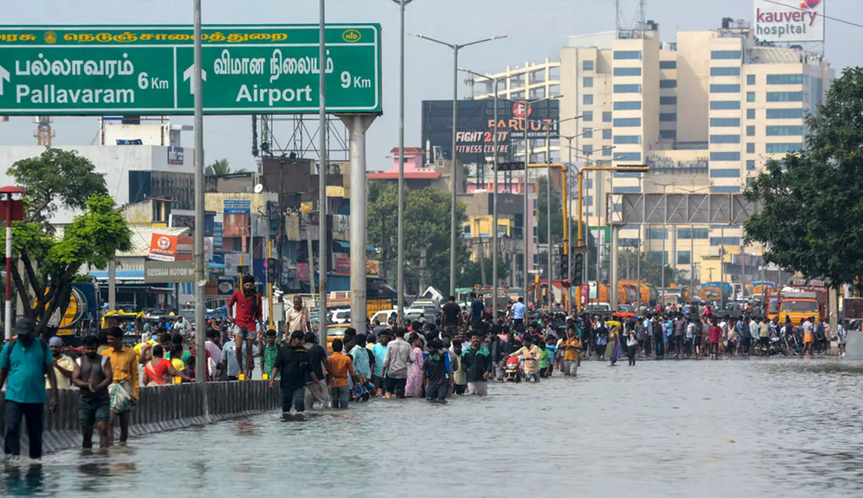 <p>Hujan deras dan angin kencang menyebabkan terjadinya Badai Michaung yang melanda negara bagian Andhra Pradesh. (AP Photo)</p>