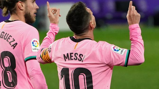 Selebrasi bintang Barcelona, Lionel Messi (kanan), setelah mencetak gol pada laga melawan Real Valladolid pada lanjutan Liga Spanyol, di Stadion Jose Zorilla, Rabu (23/12/2020). (Cesar Manso/AFP)