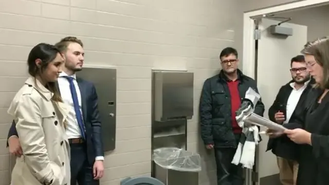 [Bintang] Menikah di Toilet, Apa yang Sebenarnya Terjadi pada Pasangan Ini?