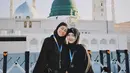 Awkarin memamerkan kebersamaan dengan sang ibu, yang sama-sama mengenakan outfit serba hitam. [Foto: Instagram/narinkovilda]