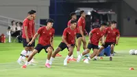 Rafael Struick (depan paling kiri) ikut dalam sesi latihan perdana Timnas Indonesia U-23 di Stadion Manahan, Solo, Jumat (8/9/2023) malam WIB, jelang duel melawan Chinese Taipei U-23 pada lanjutan Grup K Kualifikasi Piala Asia U-23 2024. Pada latihan tersebut, Tim Garuda Muda tak didampingi pelatih Shin Tae-yong. (Bola.com/Radifa Arsa)