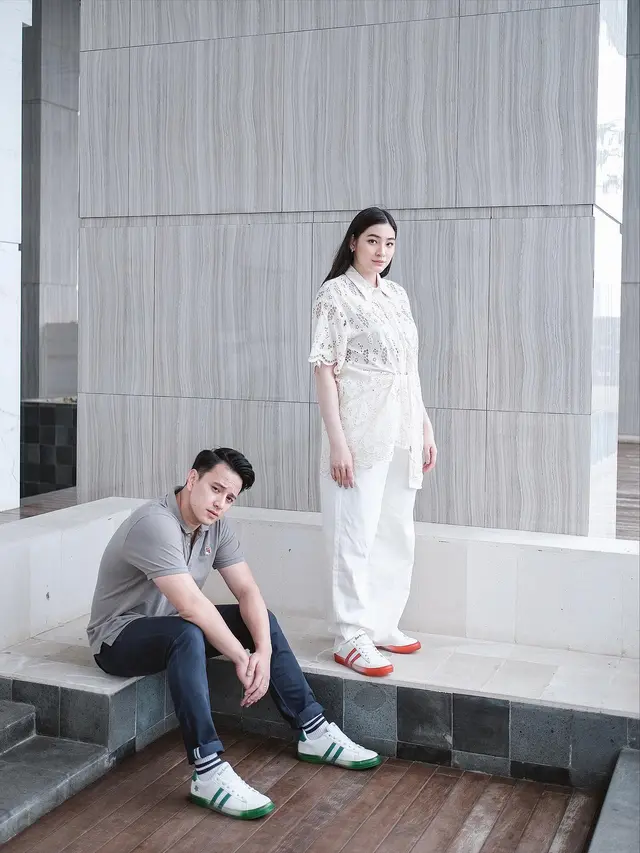 Satu Tahun Menikah, Ini 7 Potret Kemesraan Billy Davidson Bersama Istri