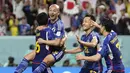 <p>Pemain Jepang,&nbsp;Daizen Maeda (kiri kedua) merayakan gol pertama timnya ke gawang Kroasia saat laga 16 besar Piala Dunia 2022 yang berlangsung di Al Janoub Stadium, Senin (05/12/2022). (AP/Thanassis Stavrakis)</p>