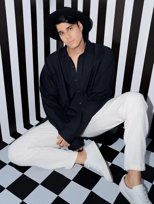 Meski Mischa Chandrawinata sudah berusia 35 tahun, banyak yang bilang kalau adik Nadine Chandrawinata ini masih babyface. (FOTO: instagram.com/mischach)
