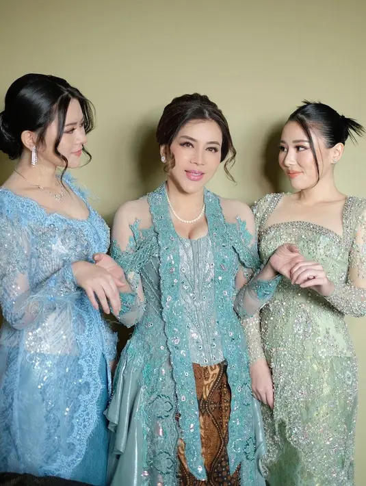 Di kesempatan itu, Benny mengenakan kebaya modern berwarna tosca dari @ferrysunarto. [Foto: IG/benny_janah]