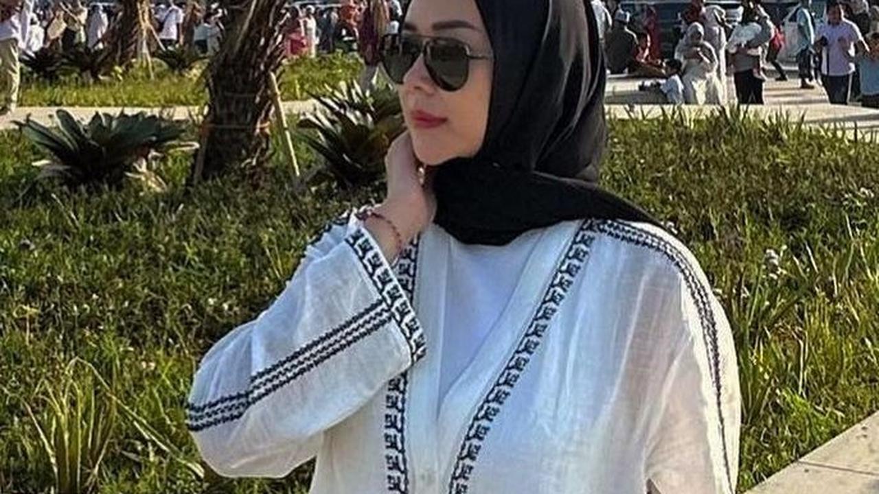 Meski biasanya mengenakan hijab berwarna hitam, baju bawahan Aura selalu berubah-ubah. Kadang berwarna hitam kadang juga berwarna putih.