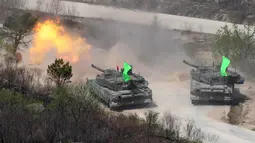 Tank melepaskan tembakan saat latihan militer antara AS dan Korsel di Seungjin, Seoul, Rabu (26/4). Latihan gabungan tersebut diselenggarakan berkenaan dengan spekulasi uji nuklir Pyongyang yang ke-enam. (AFP PHOTO / JUNG Yeon-Je)