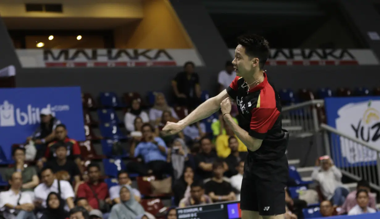 Raket pebulutangkis PB Djarum, Kevin Sanjaya, terlepas saat melakukan smash melawan wakil PBAD di Britama Arena, Jakarta, Rabu (19/12). Kevin Sanjaya/ Akbar Bintang menang 21-9 21-17 atas Aji Firmansyah/Briliant Rachmat. (Bola.com/M Iqbal Ichsan)
