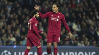 Bek Liverpool, Virgil van Dijk (kanan), mencoba menenangkan rekan setimnya, Mohamed Salah. (AP Photo/Luis Vieira)