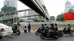 Sejumlah warga nekat menyeberang di bawah JPO sisi barat Polda Metro Jaya di Jalan Jenderal Sudirman, Jakarta, yang ditutup dan dibongkar, Senin (23/11). Pembongkaran dilakukan karena adanya perbaikan saluran air. (Liputan6.com/Yoppy Renato)