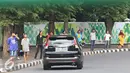  Joki 3 in 1 menawarkan jasa tumpangan kepada kendaraan roda empat di Senayan, Jakarta, Selasa (29/3). Gubernur DKI Jakarta Ahok berencana menghapus kebijakan 3 in 1 di jalan-jalan protokol. (Liputan6.com/Immanuel Antonius)