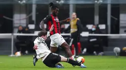Pemain AC Milan Franck Kessie mengontrol bola melewati pemain Manchester United Victor Lindelof pada pertandingan leg kedua babak 16 besar Liga Europa di Stadion San Siro, Milan, Italia, Kamis (18/3/2021). Manchester United  menang 1-0. (Spada/LaPresse via AP)