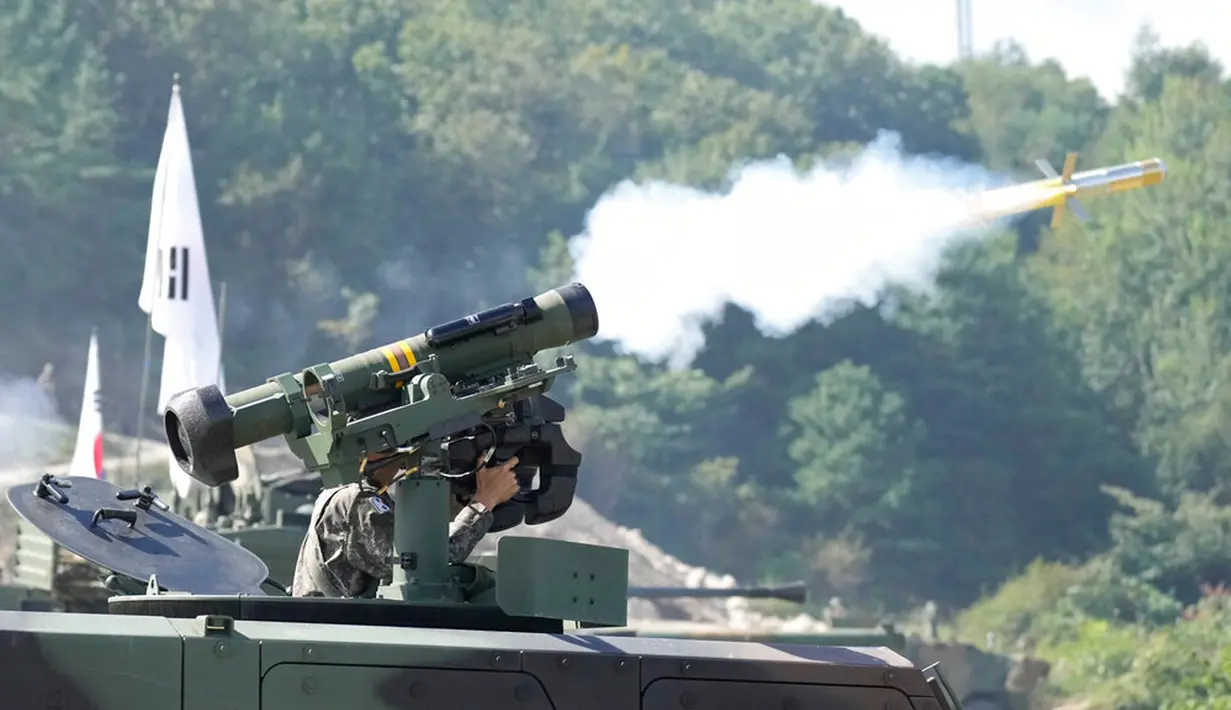 Seorang tentara Korea Selatan menembakkan AT-1K Raybolt saat demonstrasi tembakan dan manuver langsung pada acara Defense Expo Korea di Pocheon, Korea Selatan, Selasa (20/9/2022). Defense Expo Korea adalah pameran industri pertahanan yang akan diadakan di Goyang dari 21-25 September. (AP Photo/Lee Jin-man)