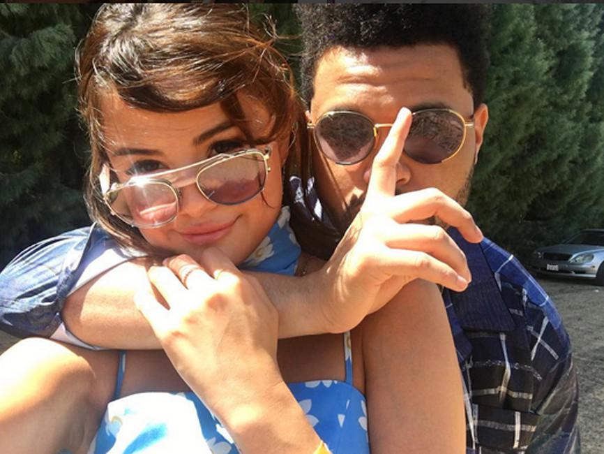 Pasangan Selena Gomez dan The Weeknd memang selalu mengumbar mesra saat berada di publik. Dimulai sejak keduanya tertangkap kamera sedang berciuman saat baru mulai berpacaran. (Instagram/Selenagomez)