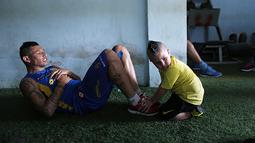 Fabio Escobar pemain Deportivo dibantu oleh anaknya yang berusia 3 tahun melakukan pemanasan.  (AP Photo/Jorge Saenz)