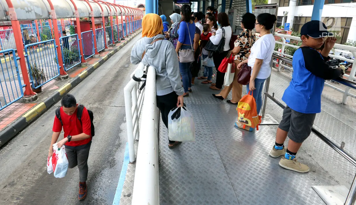 Sejumlah calon penumpang menunggu bus Transjakarta di Halte Terminal Blok M, Jakarta, Senin (12/6). Selain itu, pelayanan Transjakarta yang terhenti membuat penumpang di halte transit menjadi telantar. (Liputan6.com/Johan Tallo)
