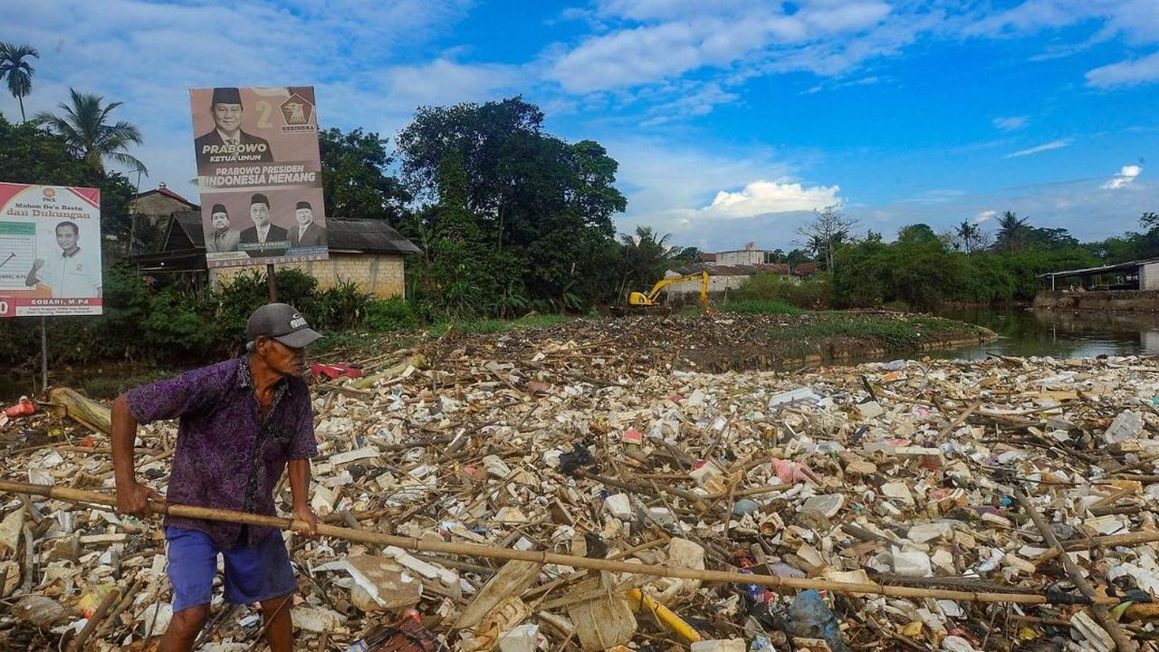 Kondisi tumpukan sampah yang terbawa aliran Sungai Pesanggrahan semakin memprihatinkan di Jembatan Kampung Bulak Barat - Pasir Putih, Depok, pada Minggu (07/07/2024). Foto: Merdeka.com / Arie Basuki  <br>