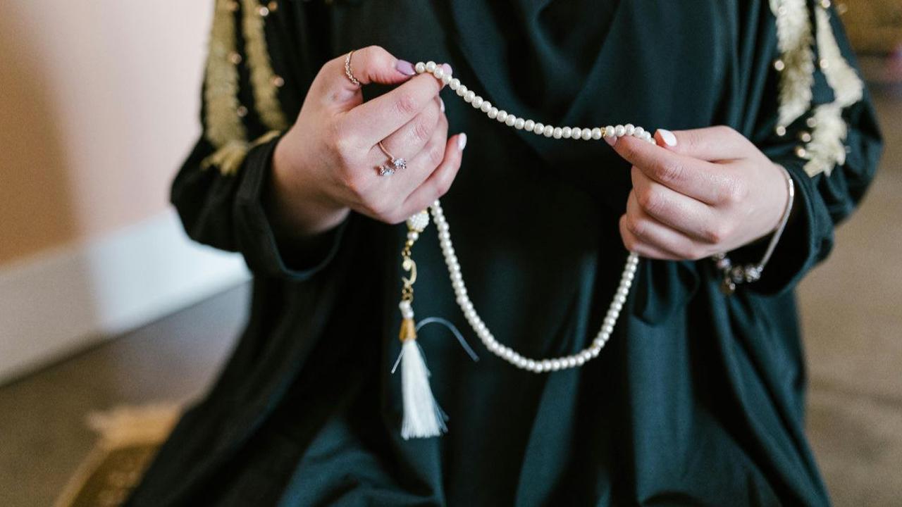 Cara Mengamalkan Sholawat Adrikni, Ketahui Keutamaan dan Waktu yang Tepat Melafalkannya