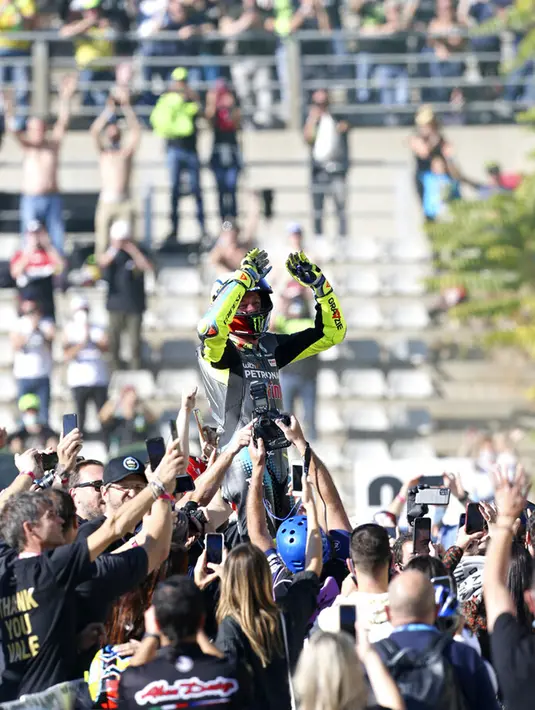 Pembalap MotoGP Valentino Rossi melambaikan tangan pada akhir balapan MotoGP Valencia 2021 di Sirkuit Ricardo Tormo, Cheste, Spanyol, 14 November 2021. Sebelumnya, Valentino Rossi menduduki peringkat 20 klasemen MotoGP musim ini. (AP Photo/Alberto Saiz)