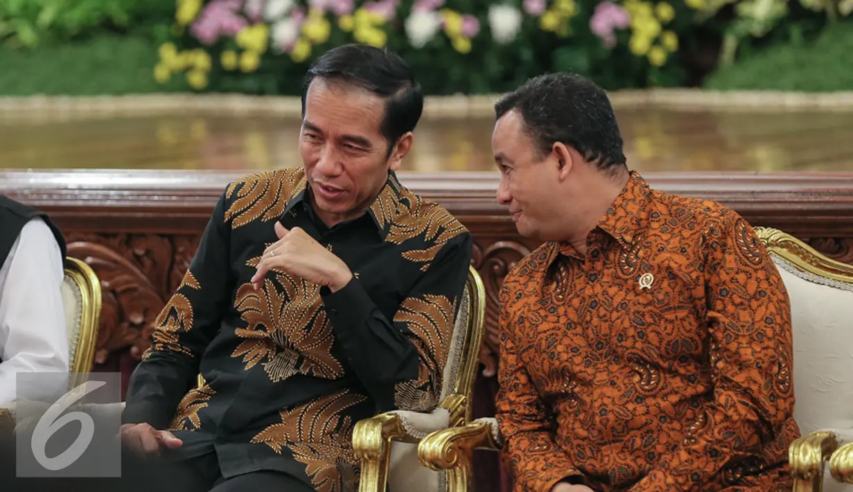 Presiden Joko Widodo (kiri) berbincang dengan Mendikbud Anies Baswedan dalam acara Silatuhrami dengan kepala sekolah penerima Anugerah Integritas Ujian Nasional di Istana Negara, Jakarta, Senin (21/12). (Liputan6.com/Faizal Fanani)