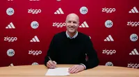 Penasihat teknis Timnas Indonesia, Jordi Cruyff, secara resmi menandatangani kontrak sebagai Direktur Teknik AFC Ajax. (Bola.com/Dok.AFC Ajax).
