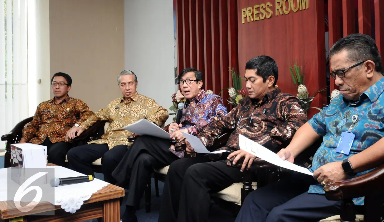 Menteri Hukum dan HAM Yasonna Laoly (ketiga kiri) menyampaikan keterangan terkait hasil verifikasi partai poltik untuk memperoleh status badan hukum di Jakarta, Jumat (7/10). PSI menjadi parpol yang lolos verifikasi. (Liputan6.com/Helmi Fithriansyah)