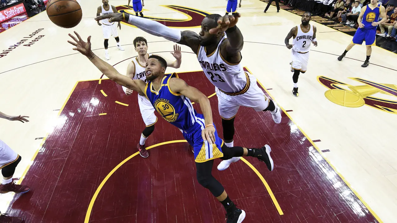 Forward Cleveland Cavaliers, LeBron James (23), coba menghentikan guard Golden State Warriors, Stephen Curry (30), pada gim 4 final NBA 2017. Curry akan coba diredam James dan kawan-kawan pada gim 5. 