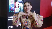 Datang ke acara TikTok Awards Indonesia 2023, Ayu Dewi mencuri perhatian publik. Lantaran ia tampil memesona dengan mengenakan gaun motif bunga. [Foto: KapanLagi.com/Bayu Herdianto]