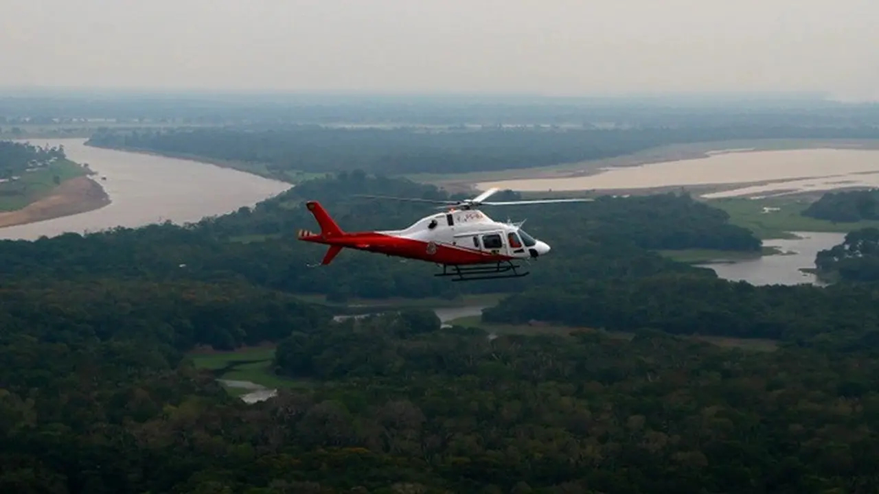 Helikopter milik badan lingkungan hidup Brasil terbang di atas kawasan hutan hujan Amazon saat operasi pemadaman kebakaran hutan di Autazes, Negara Bagian Amazonas, Brasil, Kamis (15/10/2026).