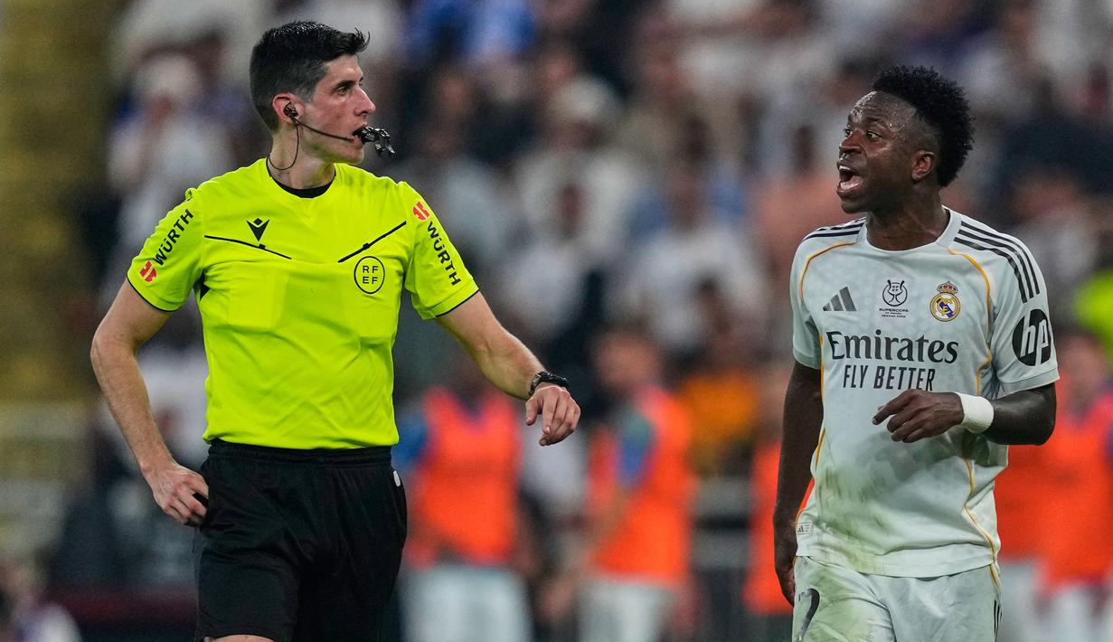 Situasi memanas ketika, Simeone memberikan gestur ke Vinicius dengan mengarahkan tangannya ke kuping dan tribun stadion. Pemain Brasil tersebut tidak terima dan terlibat cekcok dengan Simeone. (AP Photo/Altaf Qadri)