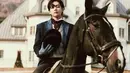 Tak hanya gentleman, tapi Taehyung tampil bak pangeran di foto berikut. Berpose di atas kuda, Taehyung mengenakan setelan lengkap seorang bangsawan. Foto: Instagram.