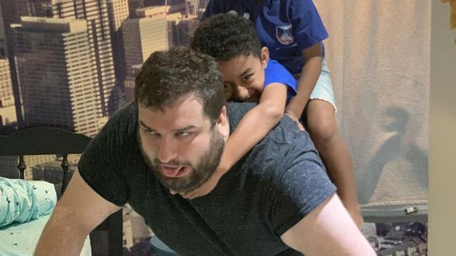 7 Potret Kocak Saat Ayah Harus Mengurus Anaknya