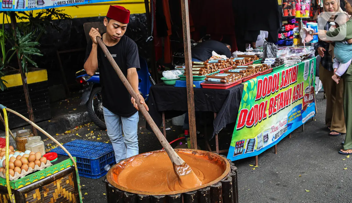 Pengunjung juga dimanjakan dengan beragam atraksi mulai dari atraksi palang pintu, silat Betawi, hingga festival kuliner yang menggugah selera. (Liputan6.com/Angga Yuniar)