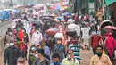 Orang-orang meninggalkan kota menuju kampung halaman mereka menjelang perayaan idulfitri di tengah pandemi corona Covid-19, di Dhaka, Selasa (11/5/2021). Mereka yang bermukim di kota-kota besar Bangladesh ingin mengunjungi keluarga di kampung halaman saat Lebaran tiba. (Munir Uz zaman/AFP)