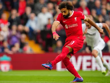 Pemain Liverpool Mohamed Salah mencetak gol ke gawang West Ham United melalui tendangan penalti pada pertandingan sepak bola Liga Premier Inggris di Stadion Anfield, Liverpool, Inggris, Minggu (24/9/2023). Liverpool mengalahkan West Ham United dengan skor 3-1. (AP Photo/Jon Super)