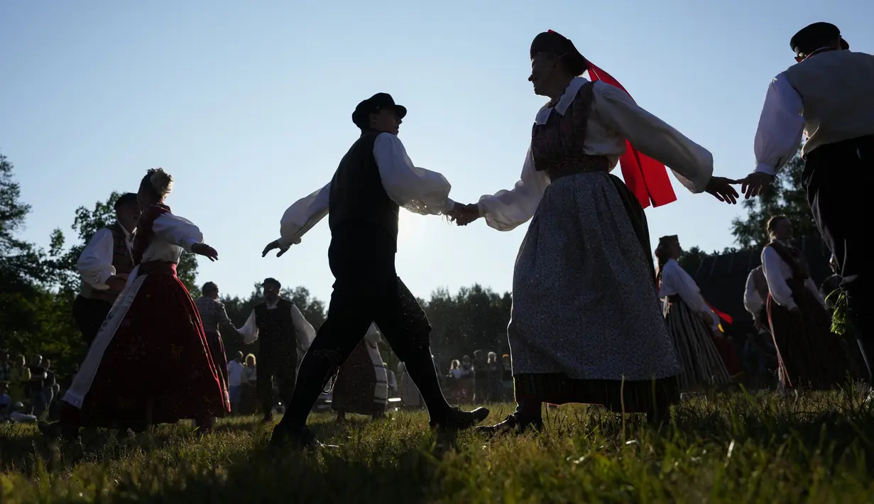 Midsummer Day adalah salah satu perayaan tertua dan terpenting di Estonia. (AP Photo/Pavel Golovkin)