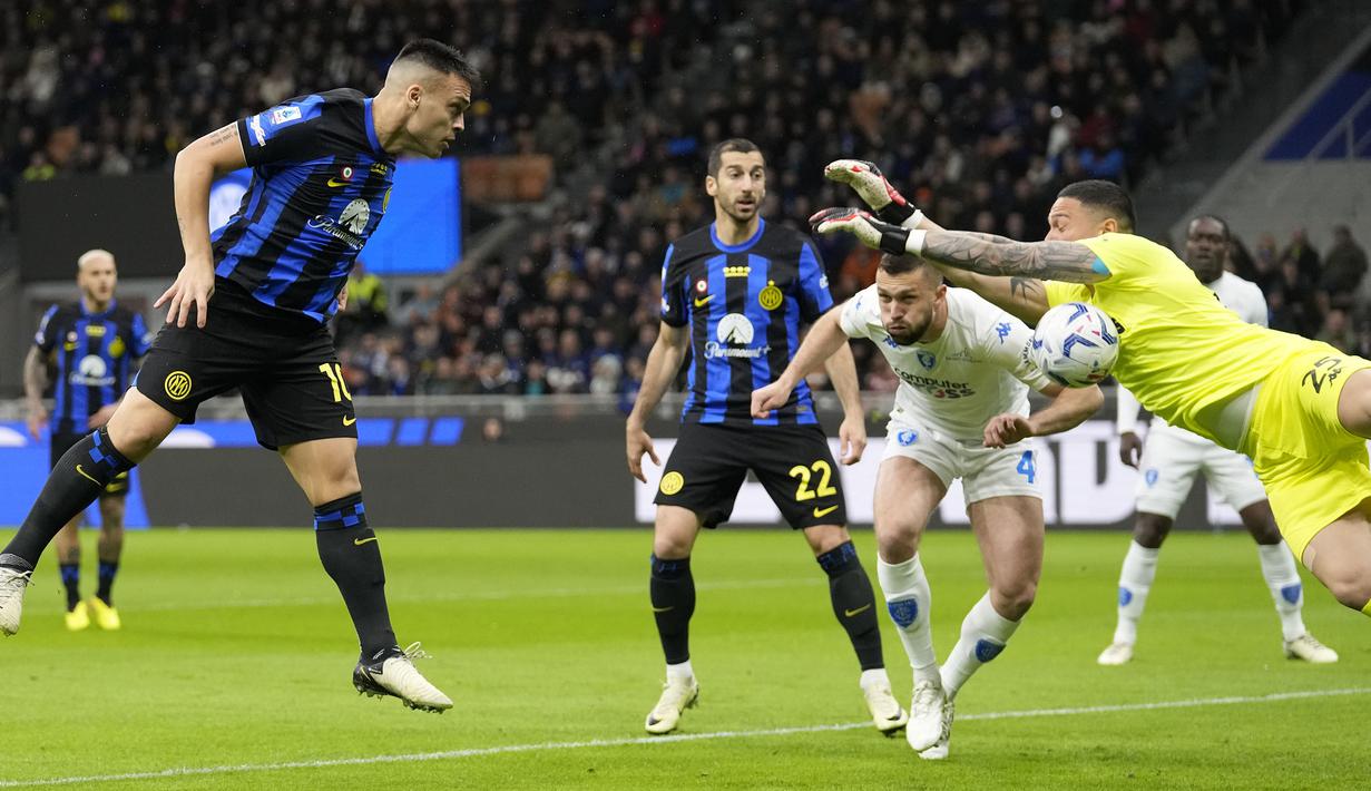 Pemain Inter Milan, Lautaro Martinez (kiri) berusaha mencetak gol ke gawang Empoli, Mbaye Niang pada laga lanjutan Liga Italia 2023/2024 yang berlangsung di Stadion Giuseppe Meazza, Milan, Italia, Selasa (02/04/2024) WIB. (AP Photo/Antonio Calanni)
