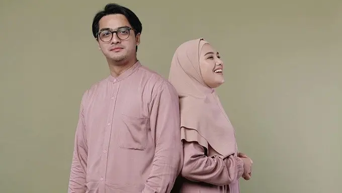 7 Potret Mesra Ricky Harun dan Herfiza, Beri Karangan Bunga saat Istri Ultah