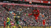 Kiper Norwich, John Ruddy, berebut bola dengan striker Liverpool, Christian Benteke, dalam laga Liga Premier Inggris di Stadion Anfield, Liverpool, Minggu (20/9/2015). (Reuters/Phil Noble)